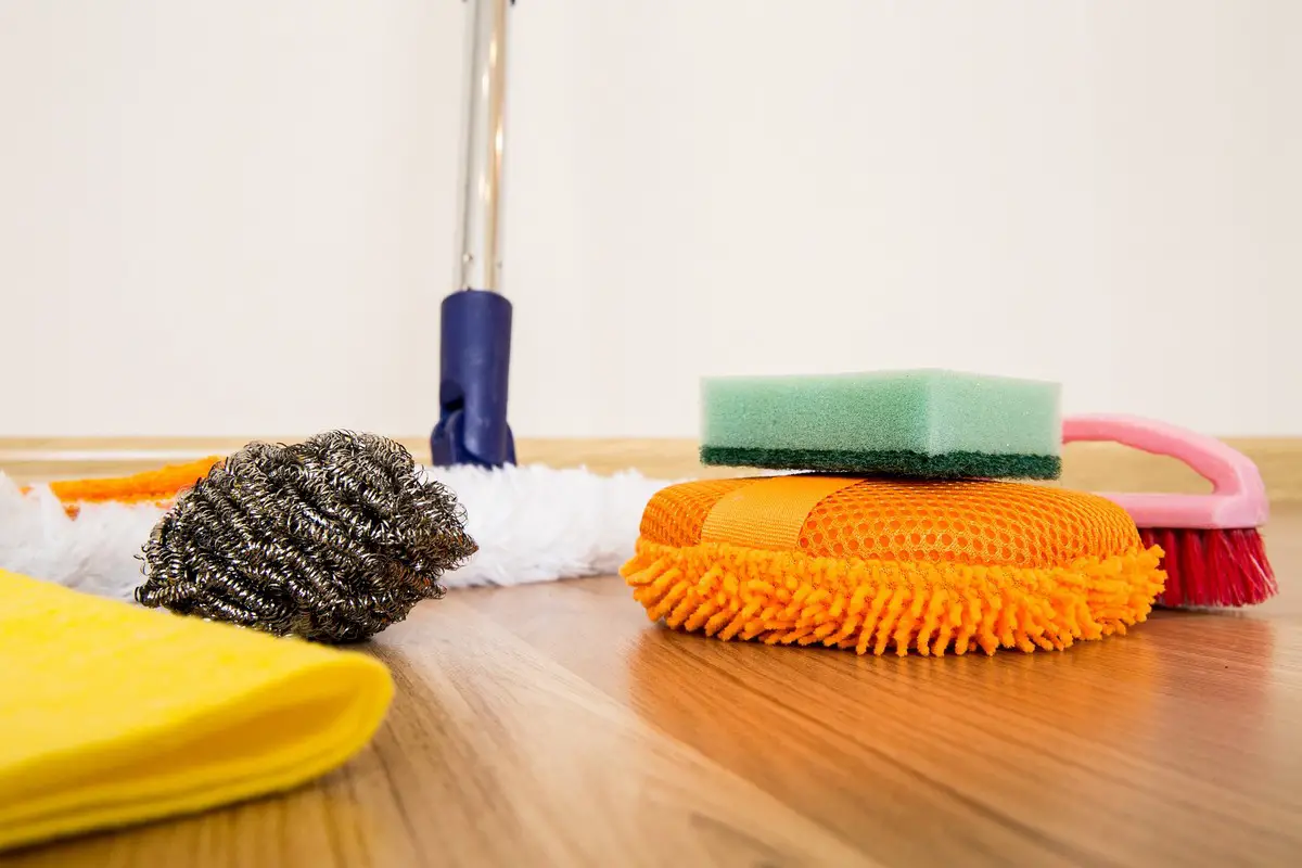 How to clean a sponge mop guide