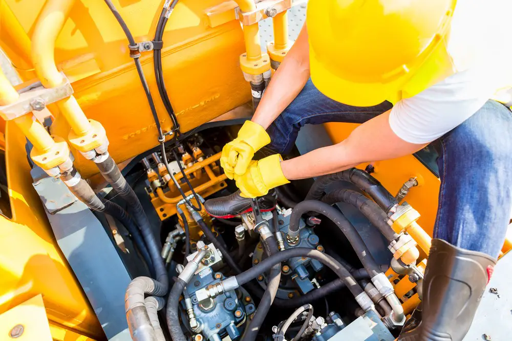 6 reasons to conduct maintenance on heavy machinery
