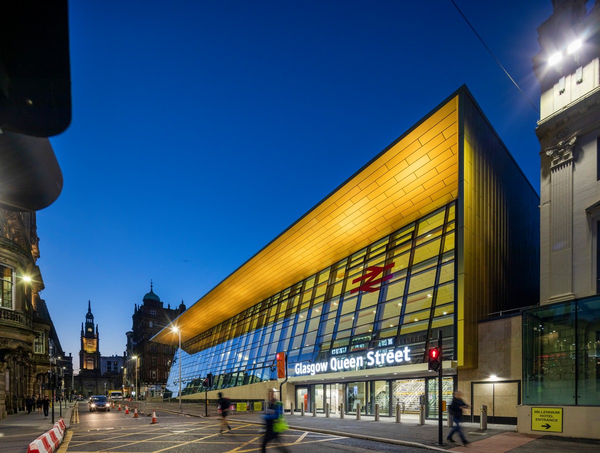 Queen Street Station Glasgow building facade